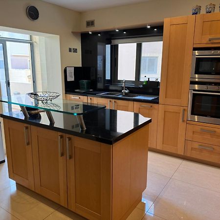 Spacious Luxurious Apartment With Seaview Мелліха Екстер'єр фото