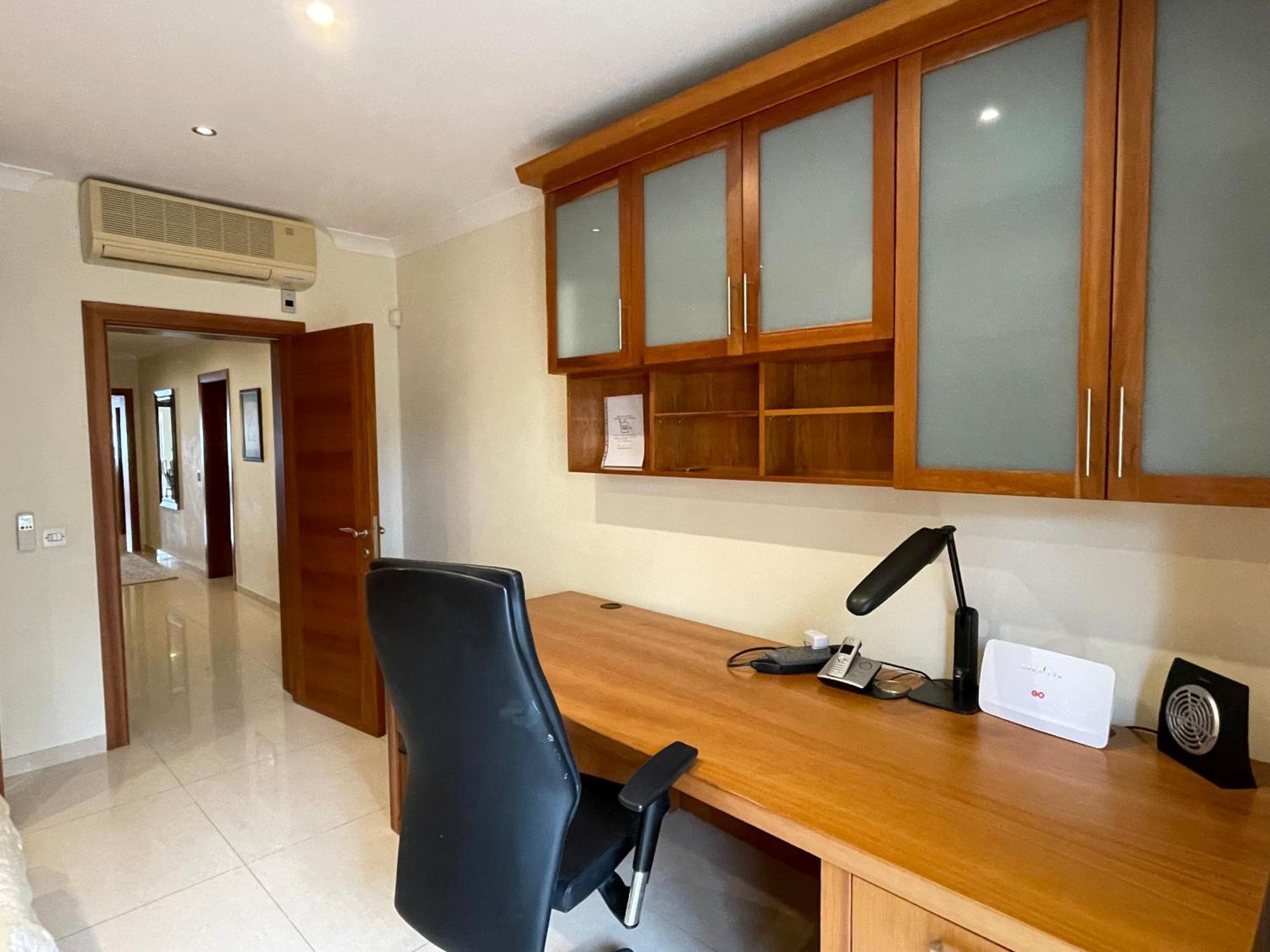 Spacious Luxurious Apartment With Seaview Мелліха Номер фото