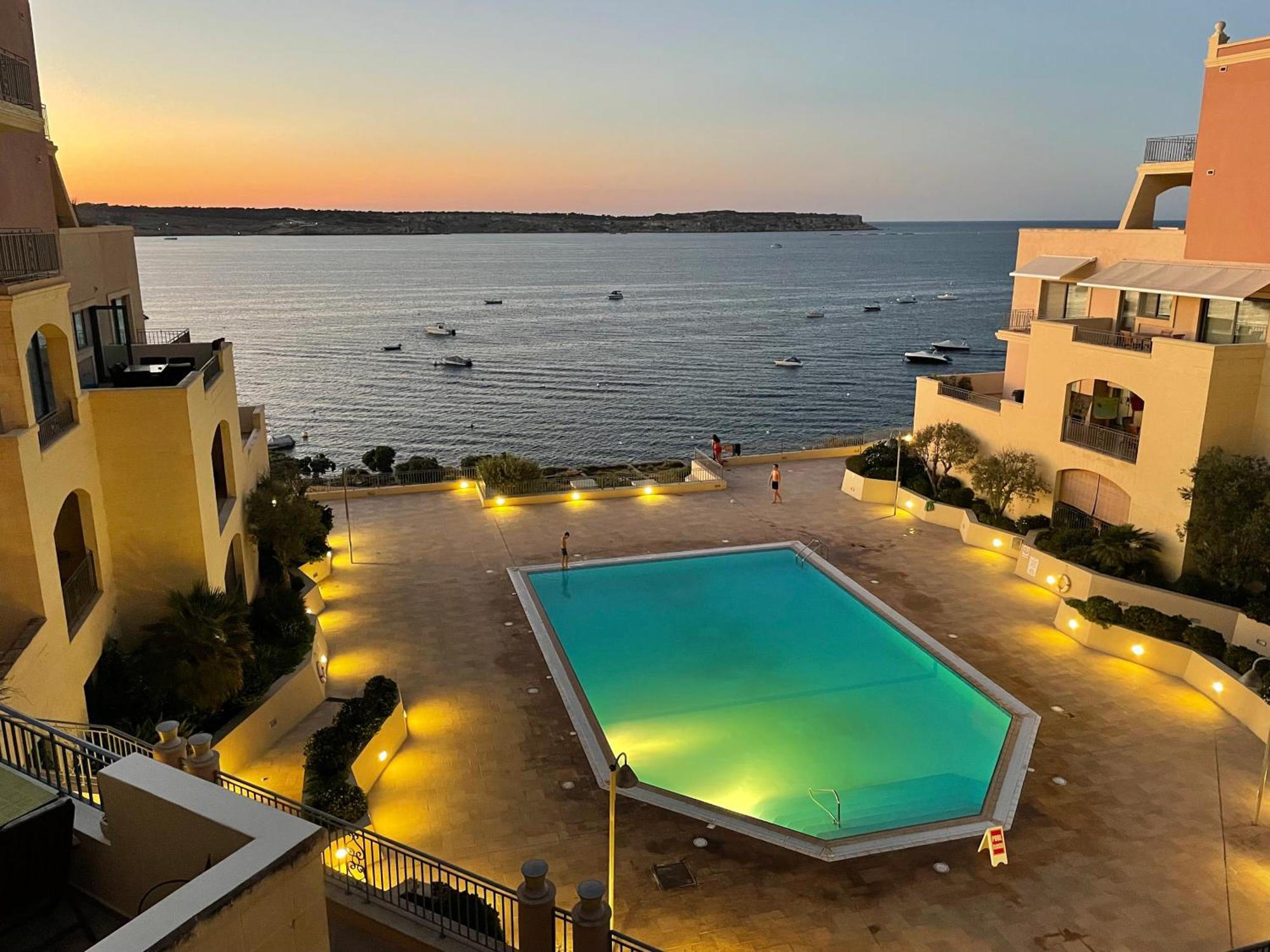 Spacious Luxurious Apartment With Seaview Мелліха Екстер'єр фото